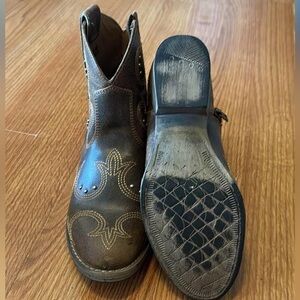 Sterling River Boot
Genuine leather. size 6.5 m.